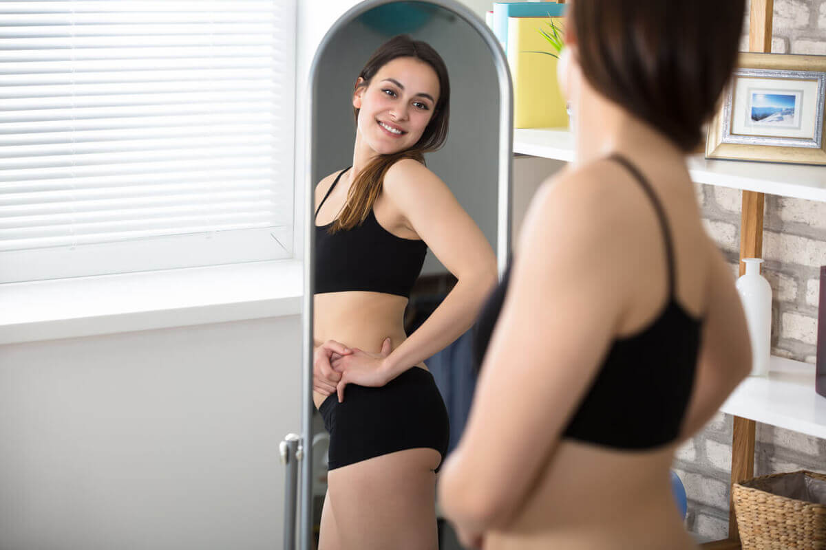 Девушка-перед-зеркалом-психология-похудения-как-помочь-жене-скорректировать-вес-Академия-Wellness-Consulting