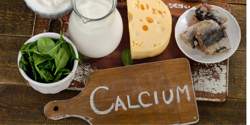 Продукты-с-кальцием-сыр-молоко-скумбрия-зеленые-листья-салата-лечебное-питание-академия-wellness-consulting