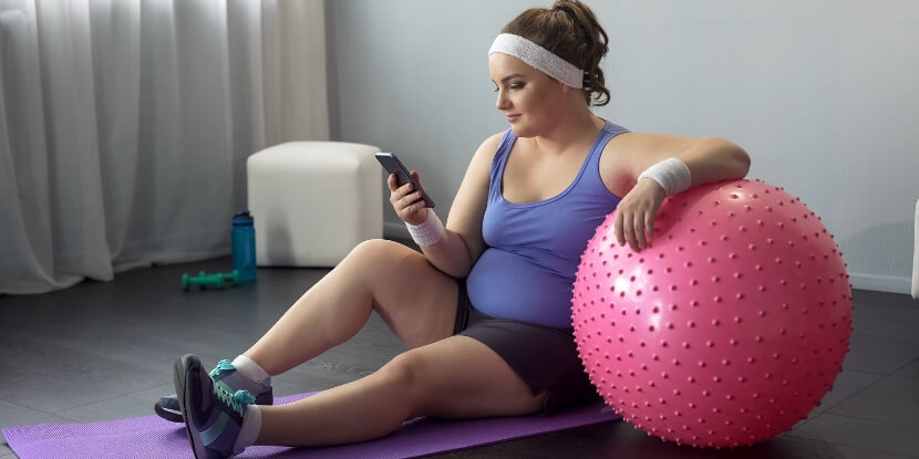 Девушка-с-фитболом-и-смартфоном-онлайн-практикум-похудения-легкая-стройность