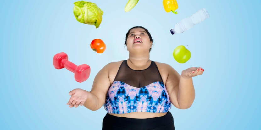 Девушка-с-ожирением-жонглирует-правильными-продуктами-и-гантелями-причины-ожирения-и-лечение-академия-wellness-consulting