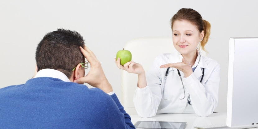 диетолог-с-яблоком-и-клиент-как-вести-клиентов-манипуляторов-школа-диетологов-Академии-Wellness-Consulting
