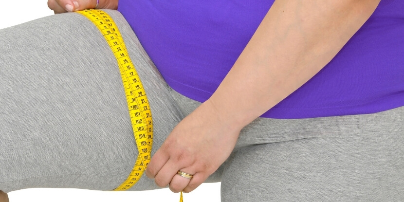 Женщина-замеряет-ногу-6-типов-ожирения-школа-диетологов-Академии-Wellness-Consulting